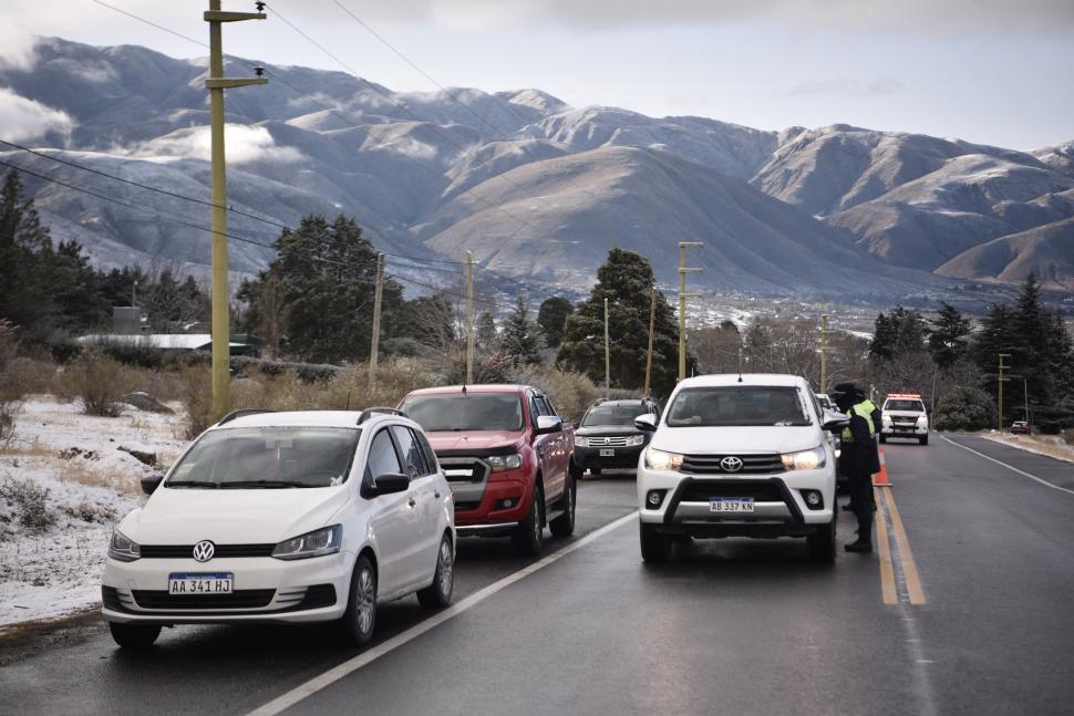 REPLETO. La llegada de visitantes a Tafí del Valle se potenció al conocerse que había nevado en la noche.