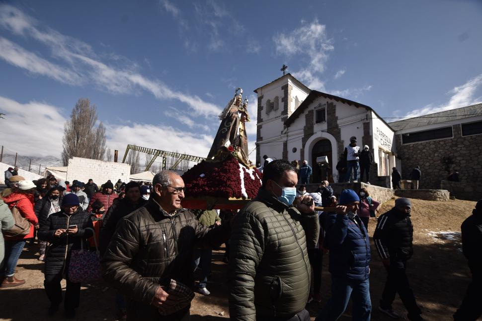 EN PROCESIÓN. La imagen de la Virgen del Carmen, patrona de Tafí del Valle, fue llevada a pulso por los fieles. 