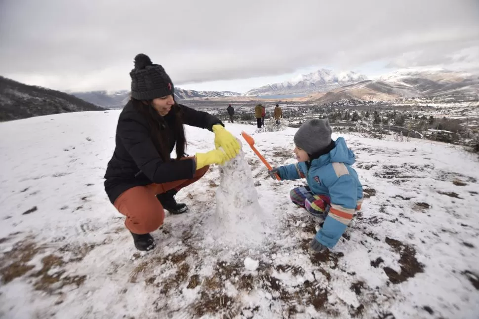 UNA TAREA FAMILIAR. La alegría de jugar con la nieve no distingue edades y se disfruta por igual.