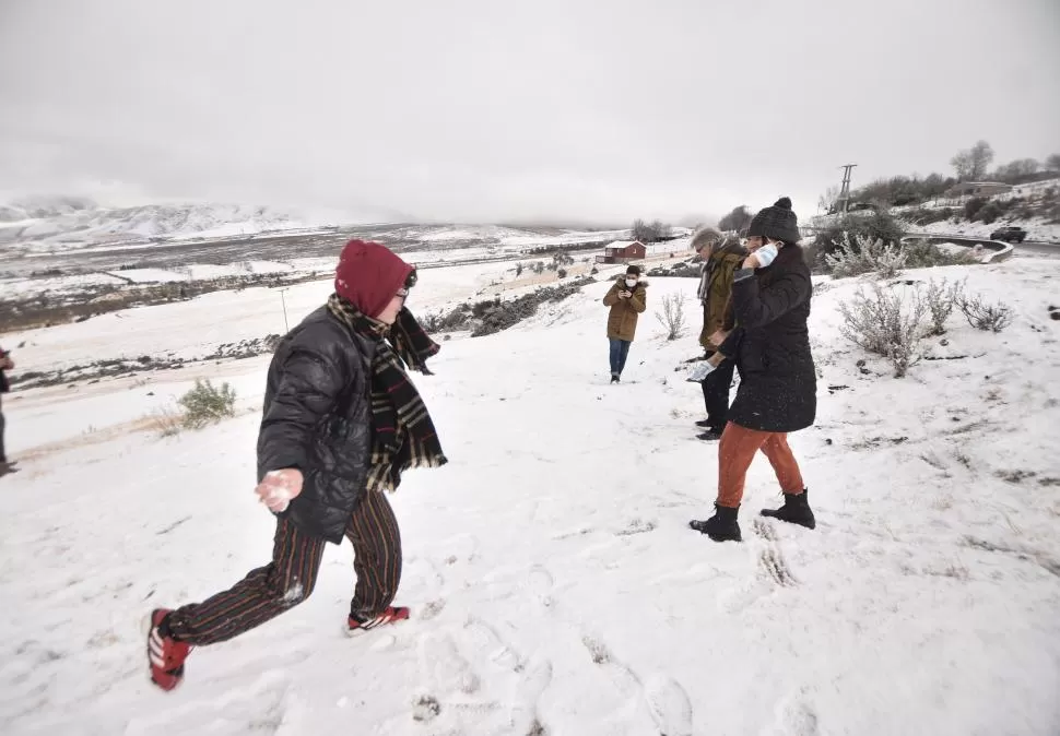 MUNICIONES DE NIEVE. Niños, adolescentes y grandes, incluso de otras provincias, disfrutaron de la nevada que cayó en los Valles Calchaquíes. la gaceta / fotos de Osvaldo Ripoll