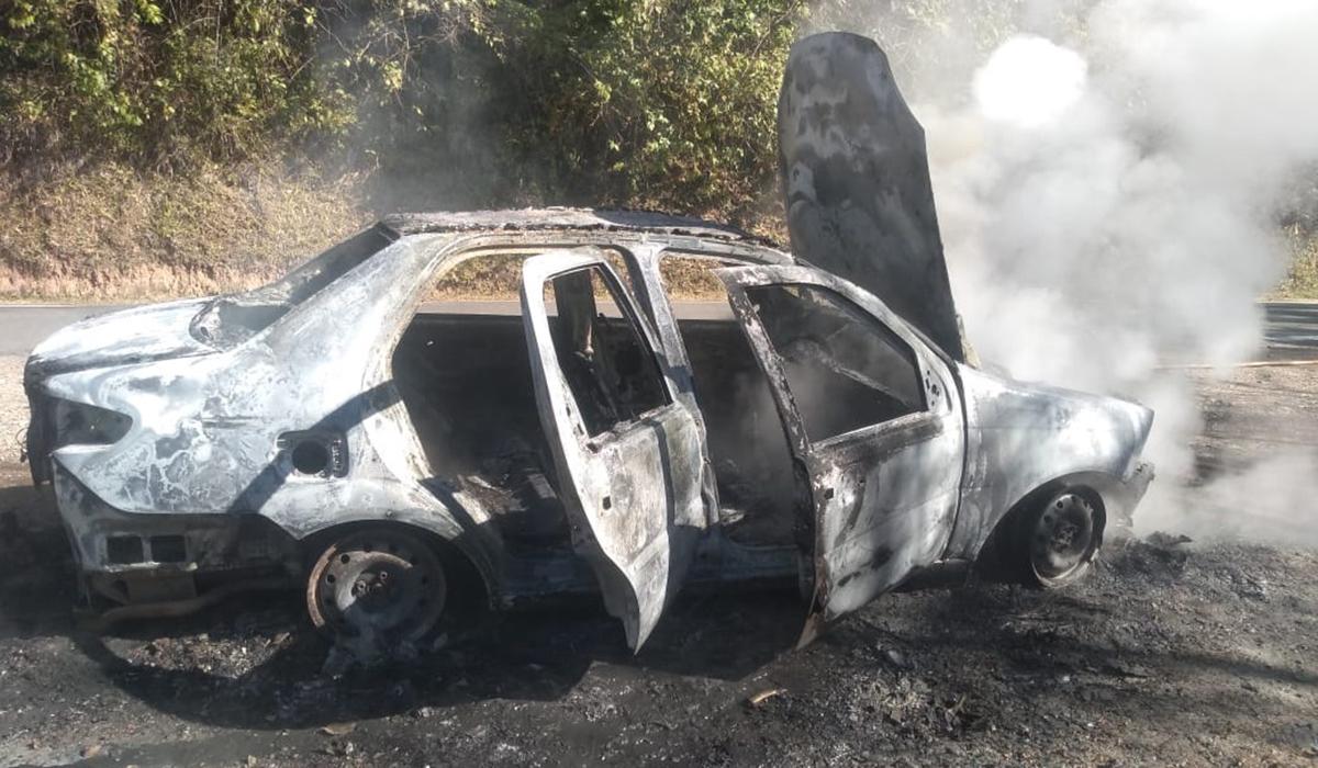 EN LLAMAS. Un auto se incendió en la ruta a San Javier.