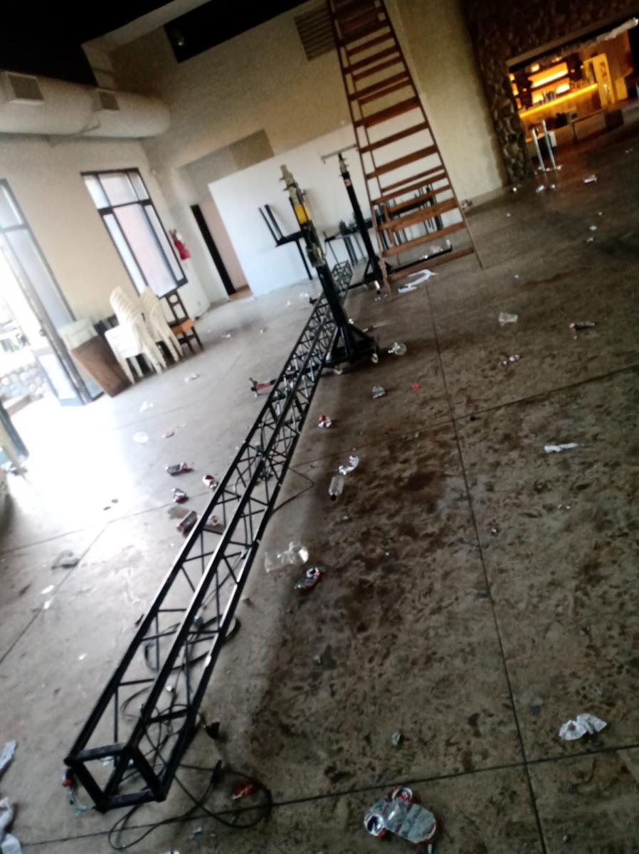 SUSTO. Un torre de iluminación se desplomó sobre un salón e hirió a tres personas.