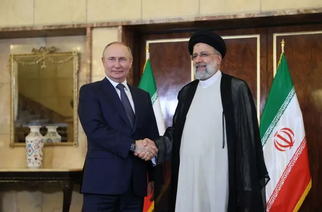 Putin junto al presidente iraní, Raisi, este martes en Teherán. Foto de SERGEI SAVOSTYANOV/SPUTNIK/AFP vía Getty Images