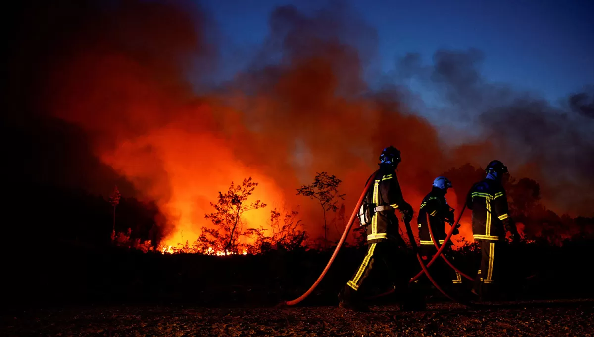 ARDEN LOS CAMPOS . El muro de fuego avanza sobre ell trigo, entre Tabara y Losacio, provincia de Zamora, mientras que bomberos franceses luchan para contener los incendios forestales en Louchats, en la región de Gironda.