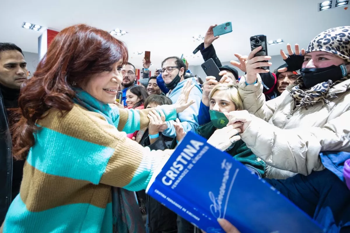 CRISTINA KIRCHNER. La vicepresidenta saluda a militantes durante un encuentro político. Foto de Twitter @CFKArgentina