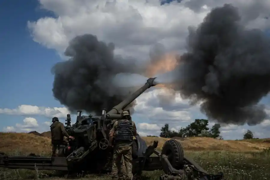 LANZACOHETES. El howitzer FH-70 ya es parte del armamento ucraniano.  Reuters 