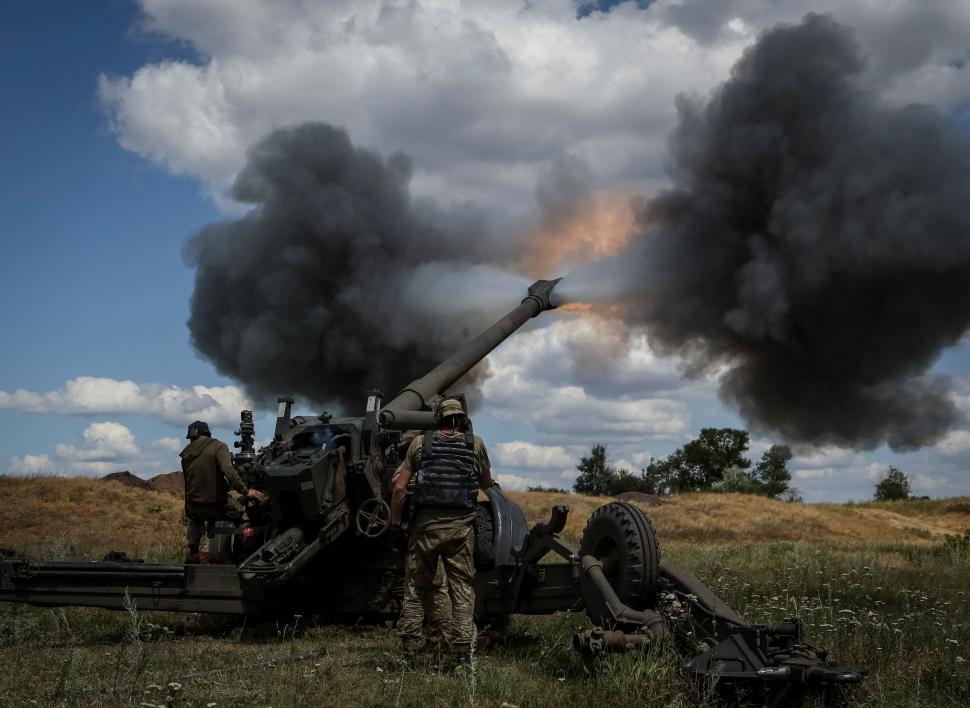 LANZACOHETES. El howitzer FH-70 ya es parte del armamento ucraniano.  Reuters 