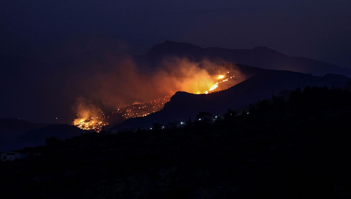 SIN CONTROL. El fuego avanza con furia por la isla de Samos, en Grecia.
