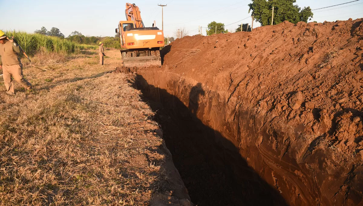 LA DEFENSA. Un foso de 500 m de largo y una montaña de tierra.