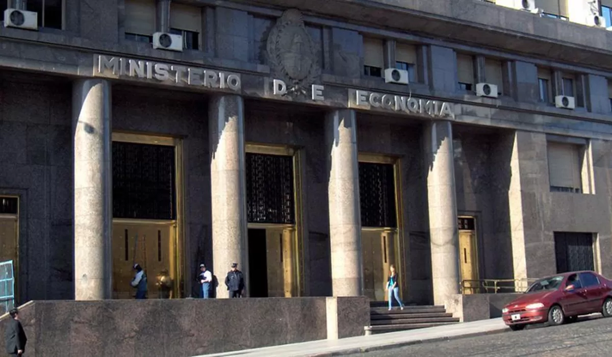 DATOS OFICIALES. En junio, el déficit primario de la Argentina rondó los $ 322.000 millones.