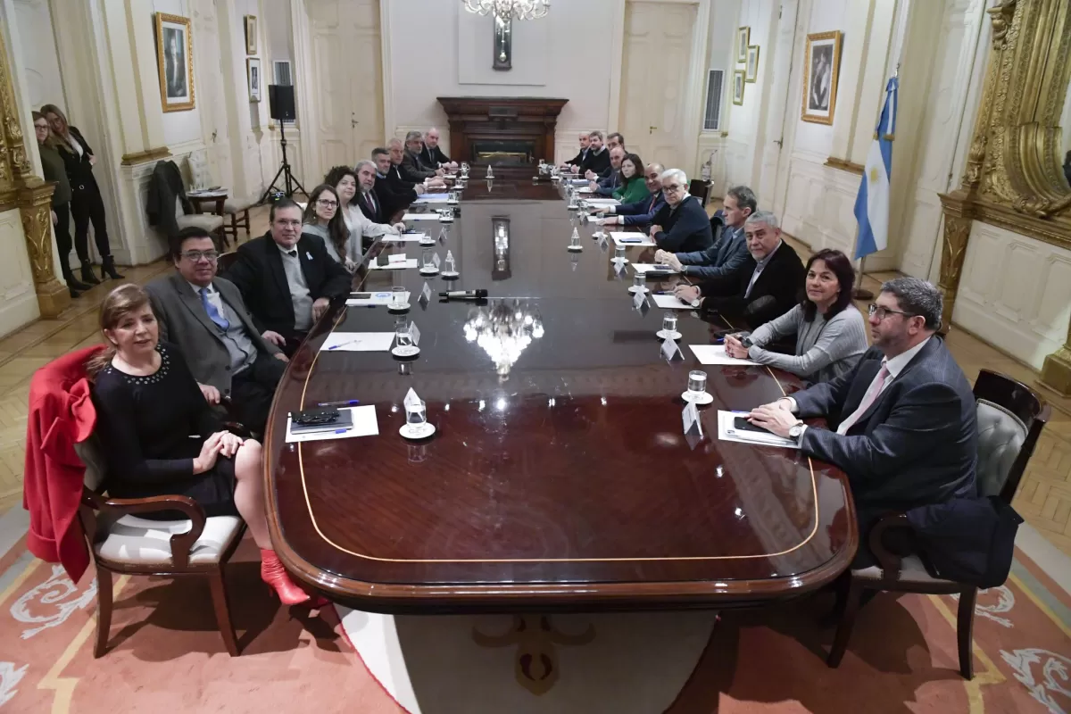 EN REUNIÓN. Manzur encabeza el encuentro con ministros y secretarios de Alberto Fernández.