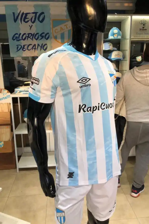 DETALLES. La camiseta adelante tiene un camuflaje, como la de la Selección.  
