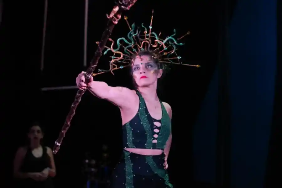 VESTUARIO. El atuendo de Rosario Amado, de Elevarte.