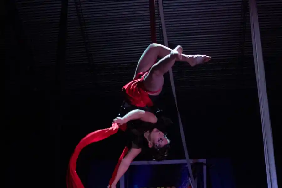 ENFRENTAR DESAFÍOS. Melisa Agüero, de la academia Alto Vuelo, desarrolla su rutina en el selectivo nacional.