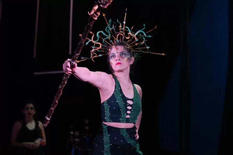 VESTUARIO. El atuendo de Rosario Amado, de Elevarte.