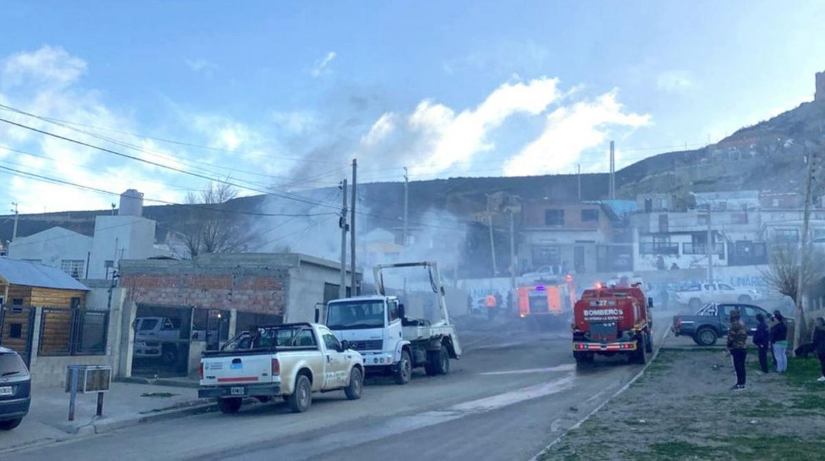 Tragedia en Chubut: una mujer intentó salvar de un incendio a sus dos hijos, pero murieron abrazados debajo de una cama