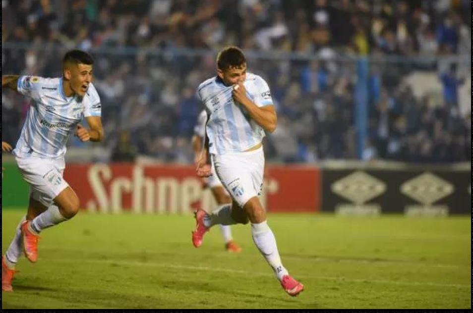 TRES AÑOS DESPUÉS. Maestro Puch se besa el escudo tras convertir el gol, anoche. FOTO LA GACETA / DIEGO ARÁOZ