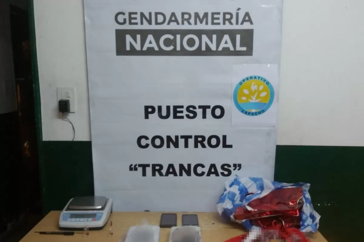 EN TRANCAS. Gendarmería secuestro los dos kilos de cocaína hallados bajo el asiento de un colectivo. Foto de Prensa Gendarmería