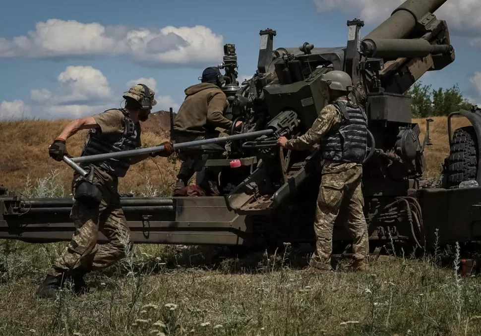 FRENTE. Las fuerzas ucranianas alistan el lanzacohetes howitzer FH-70. reuters 