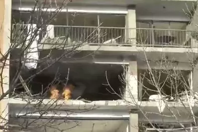 Explosión en Montevideo: la conmovedora imagen de una mujer y su bebé pidiendo auxilio