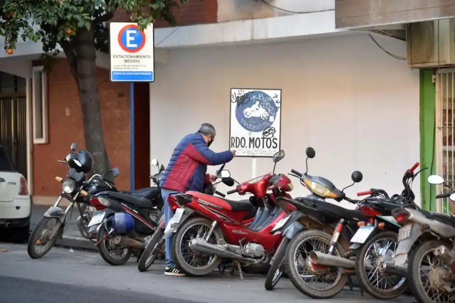 TARIFAS. Por hora se cobra $15 a las motos y $ 62 a los autos. la gaceta / fotos de Ines Quinteros Orio