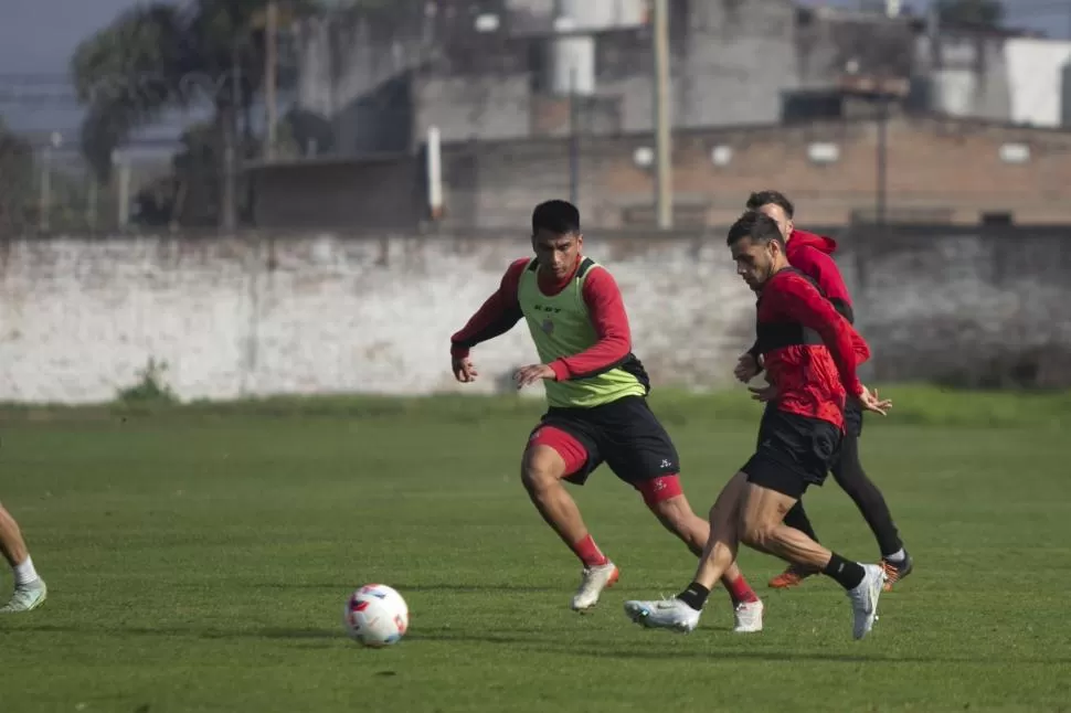DOS QUE QUIEREN ESTAR. Abregú e Imbert son dos opciones para jugar de movida esta noche. El volante central podría reemplazar al expulsado Herrera, mientras que Imbert viene siendo una fija en el “11”. 