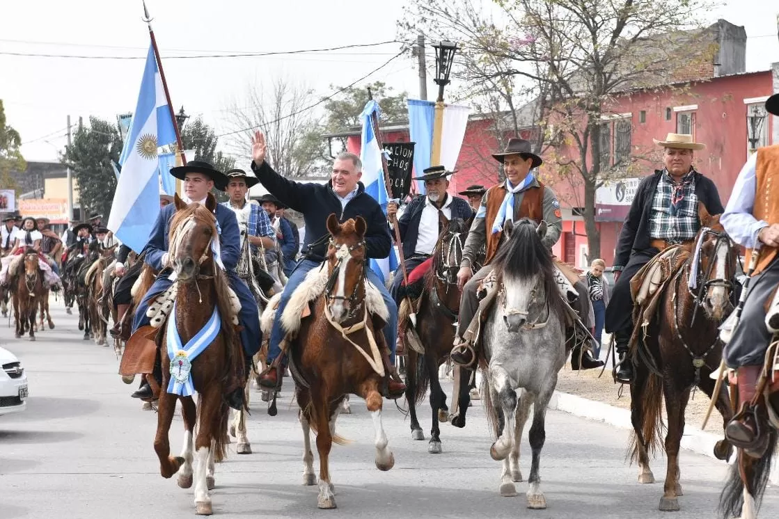 EN SIMOCA. El gobernador Jaldo recorrió a caballo las calles de la ciudad. Foto Comunicación Pública