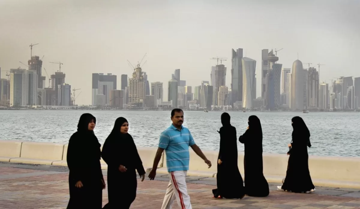 Rumbo al Mundial: Cruzar las piernas, levantar el pulgar, tocar al otro y consumir alcohol en público son actos ofensivos