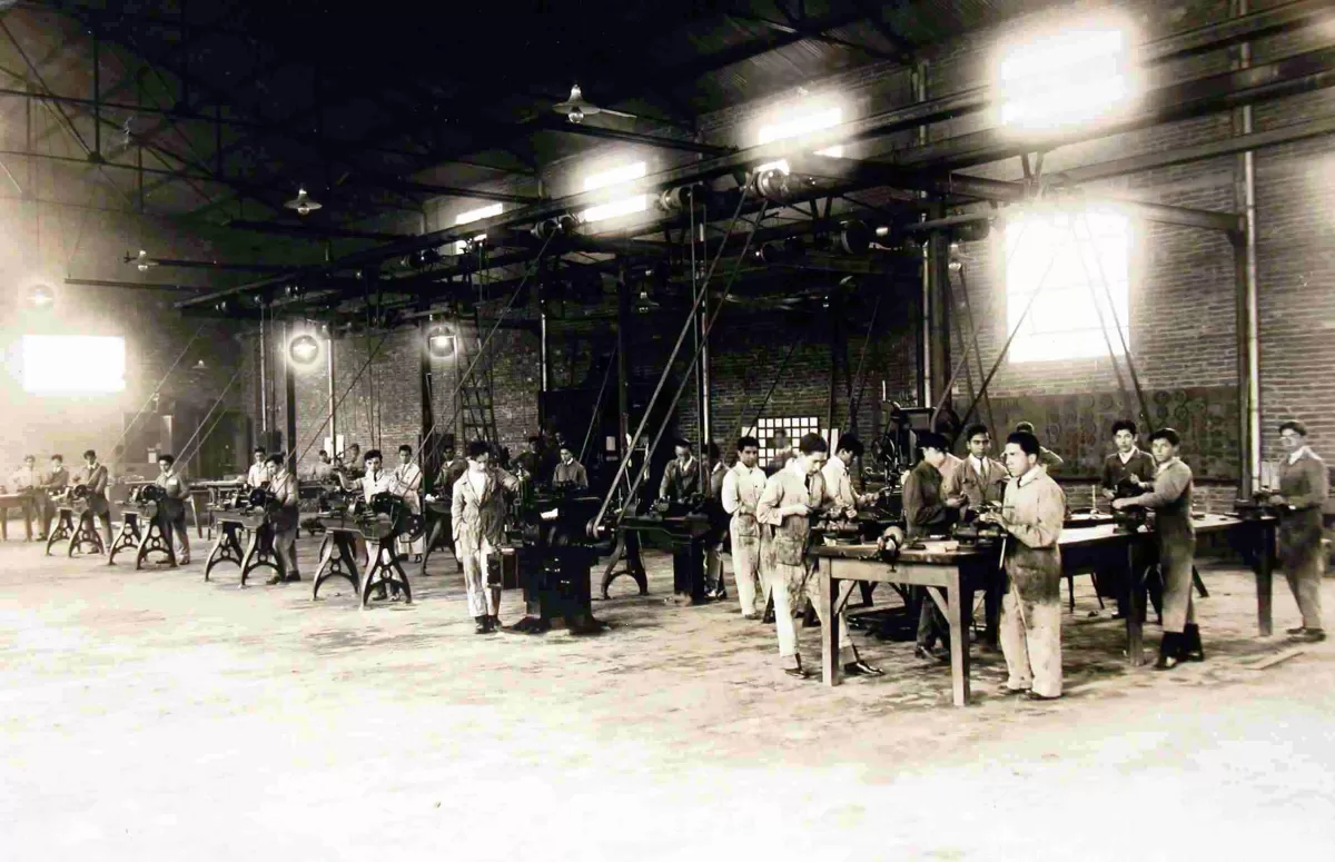 TALLER DEL INSTITUTO TÉCNICO. Una de las funciones de los documentales era retratar la vida universitaria.