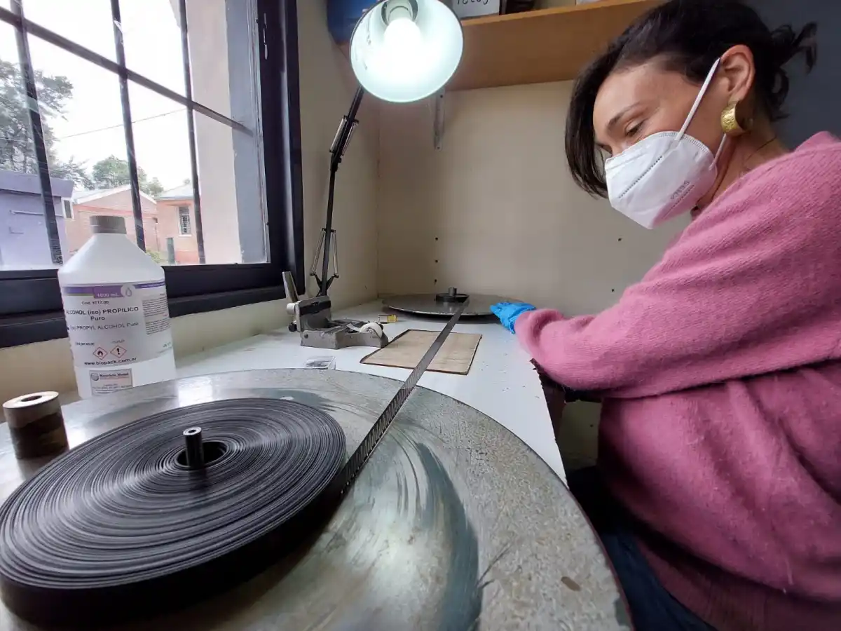 MINUCIOSA LABOR. Osimani empalma los rollos.