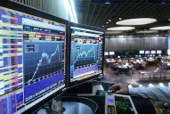 Luego del acercamiento con el FMI, se registró un alza en los bonos y una disminución del riesgo país