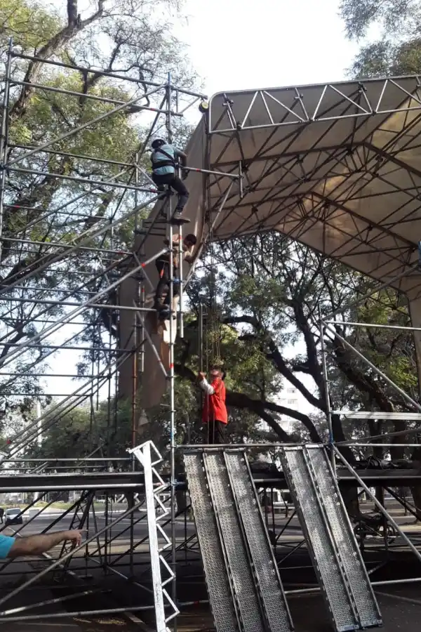 MÚLTIPLE FUNCIÓN. El escenario que ya está montado servirá para los shows y también para que los mejores suban al podio. prensa municipalidad smt