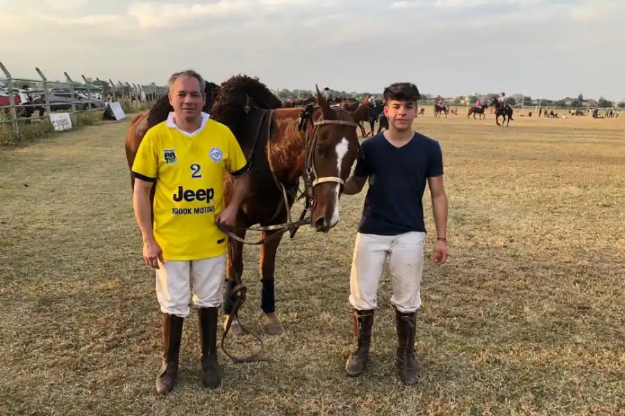 UNIDOS. Ernesto y Marcos Lizárraga, tras haber ganado el partido de ayer.  