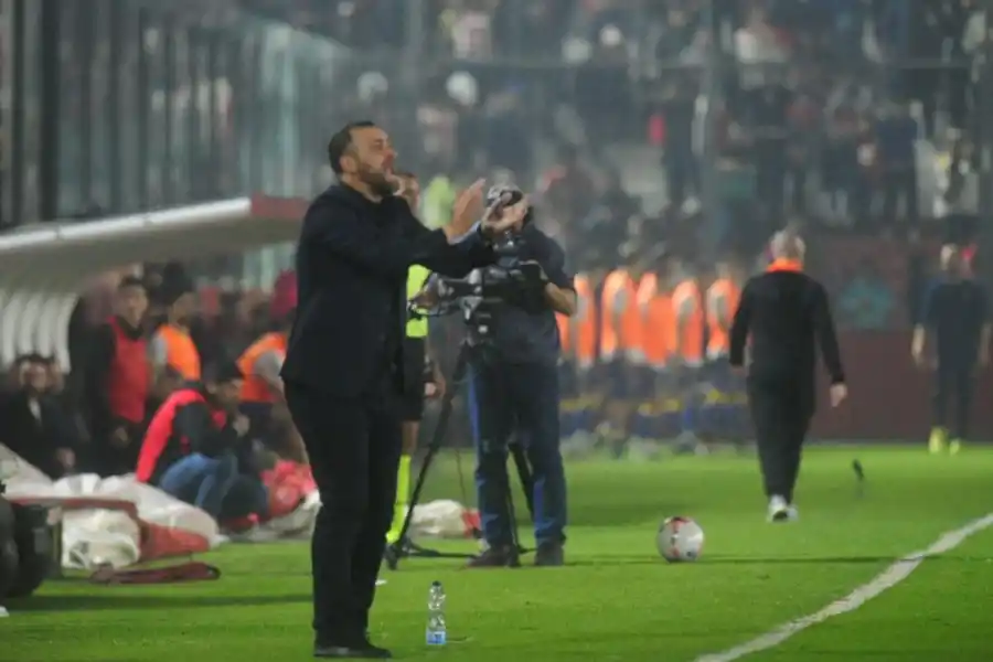 MUY OFUSCADO. En varias situaciones del partido, De Muner mostró su enfado por la falta de precisión que tuvo su equipo. LA GACETA / FOTOS DE franco vera