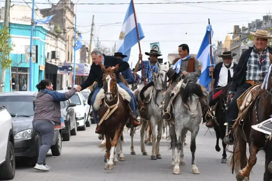 EN SIMOCA. El gobernador Jaldo recorrió a caballo las calles de la ciudad. Foto Comunicación Pública
