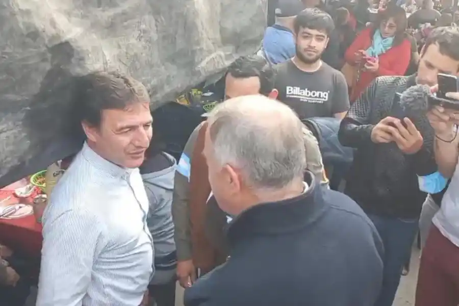 JALDO Y SÁNCHEZ. El gobernado y el diputado nacional se saludaron en Simoca.