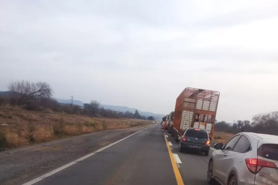 Largas colas en Ticucho. Foto enviada por un lector al WhatsApp de La Gaceta.