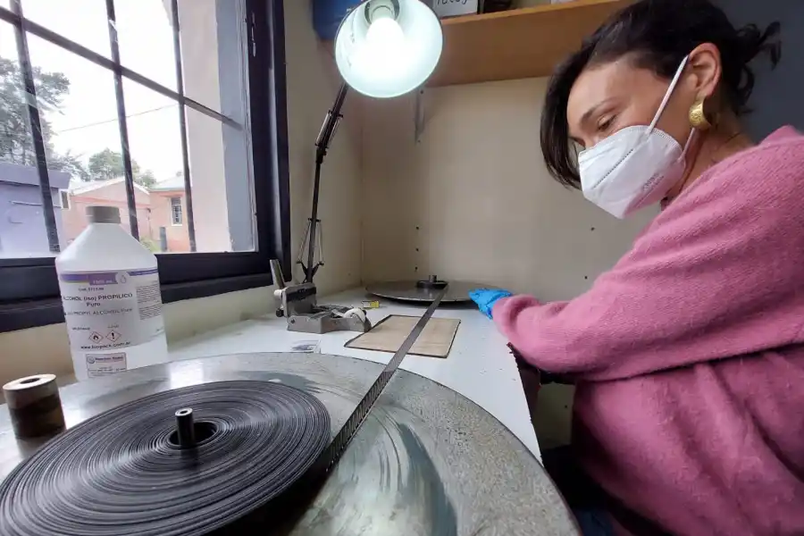 MINUCIOSA LABOR. Osimani empalma los rollos.