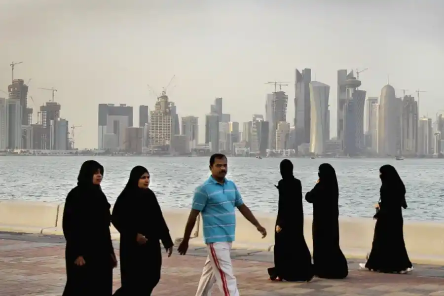 Rumbo al Mundial: Cruzar las piernas, levantar el pulgar, tocar al otro y consumir alcohol en público son actos ofensivos