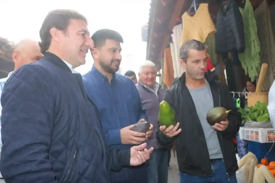 Los tres intendentes radicales de Tucumán visitaron la feria de Simoca junto a Roberto Sánchez