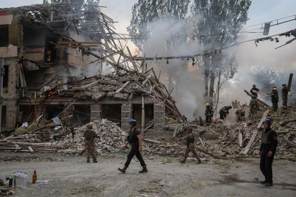 RESTOS. Una escuela quedó reducida a escombros tras un bombardeo. fotos reuters