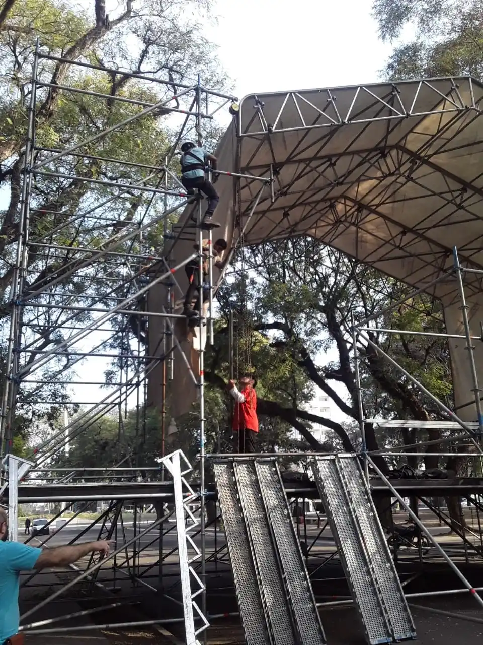 MÚLTIPLE FUNCIÓN. El escenario que ya está montado servirá para los shows y también para que los mejores suban al podio. prensa municipalidad smt