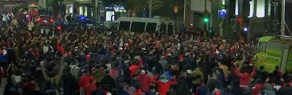MANIFESTANTES. Al principio de la tarde, el grupo frente a la sede del “Rojo” era reducido; pero a medida que avanzaba la tarde de ayer, fueron miles. El clima se caldeó al punto de llegar a los incidentes. captura de video