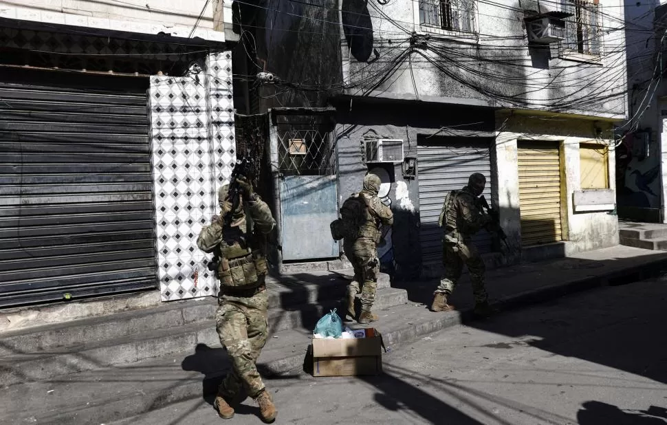 TIROS. La policia disparó en medio de las casas del complejo Alemao. reuters
