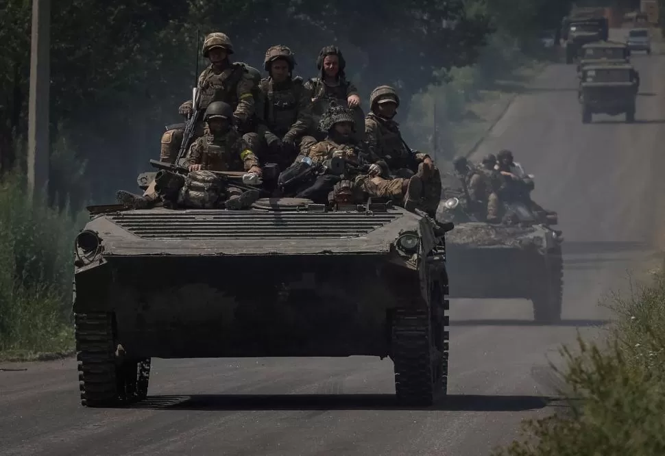 DONETSK. Las fuerzas ucranianas se trasladan en vehículos blindados.  