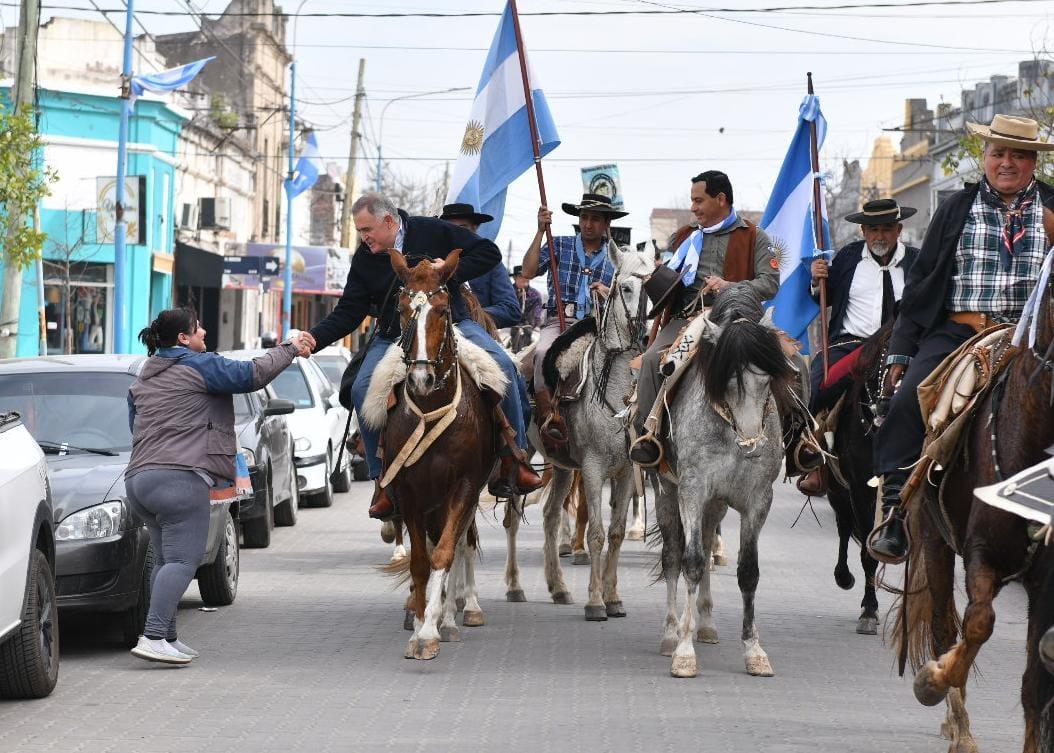 EN SIMOCA. El gobernador Jaldo recorrió a caballo las calles de la ciudad. Foto Comunicación Pública