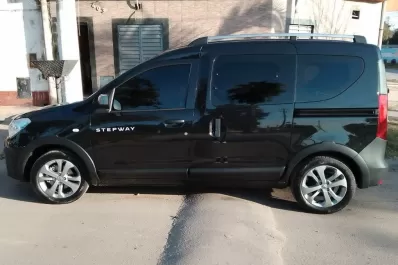 Robaron una camioneta: Atacaron a la víctima cuando salía de una reunión