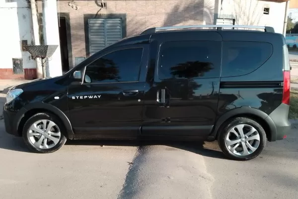 Robaron una camioneta: Atacaron a la víctima cuando salía de una reunión