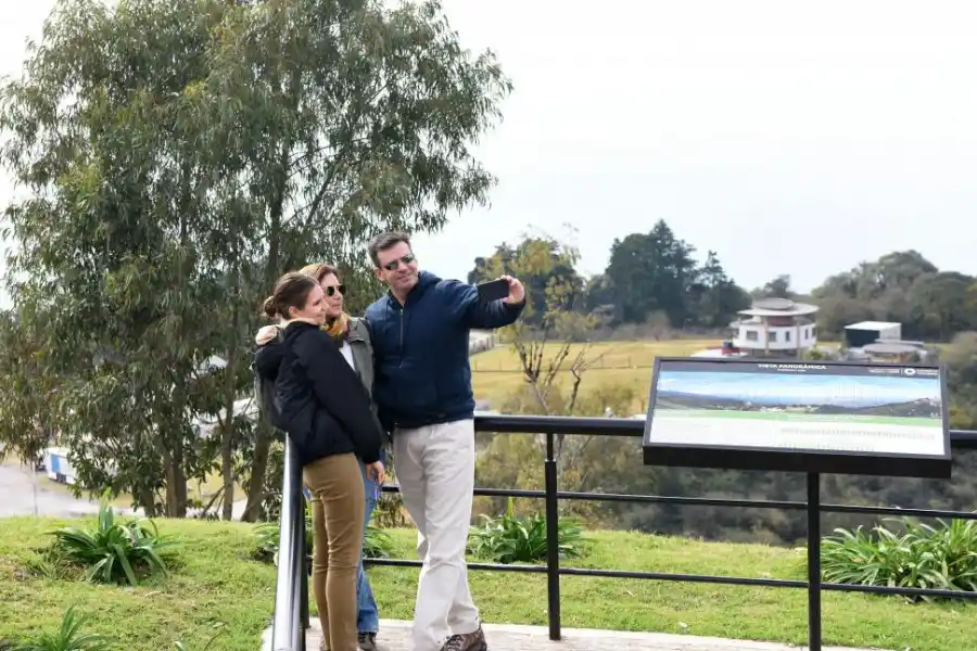 PANORÁMICA. Junto a su hija Sofía, Cecilia Mantelo y Carlos Jiménez.  