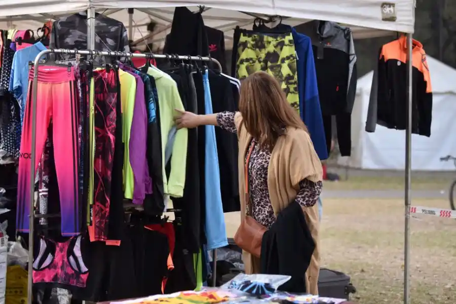  DIVERSIÓN. Los puestos de ropa deportiva fueron los más visitados. 